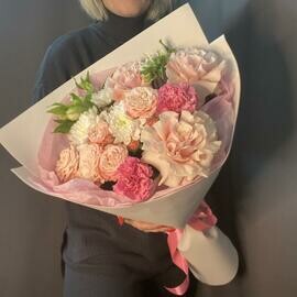 Букет из кустовых роз, диантусов