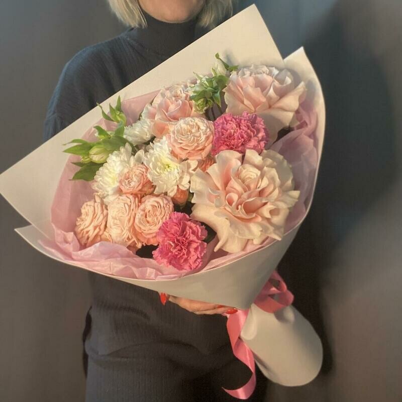 Buket iz kustovih roz, diantusov, standart