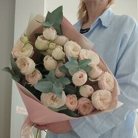 Buket iz kustovih pionovidnih roz sorta Mensfild Park