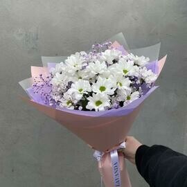 Hrizantemi romashki s gipsofiloj