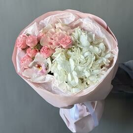 Авторский букет из белой гортензии и кустовой розы