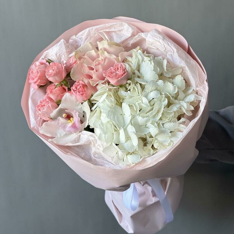 Авторский букет из белой гортензии и кустовой розы, стандартный