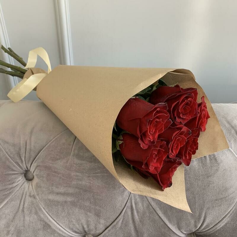 Krasnie rozi v krafte, monobuket iz 7 roz