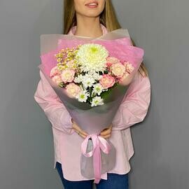 Милый букет с кустовой розой Рефлекс и хризантемой