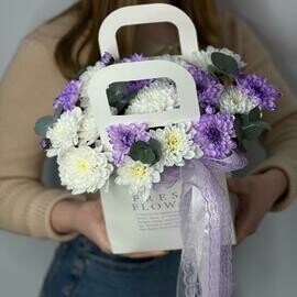 Stil_naya sumochka hrizantemi i evkalipta