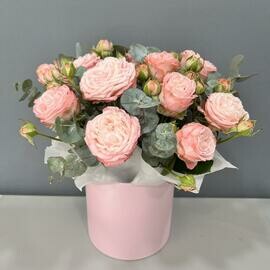 Композиция из кустовых пионовидных роз и эвкалипта