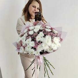 Большой букет из 11 белой кустовой хризантемы и гипсофилы