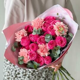 Яркий букет из пионовидных роз и гвоздик