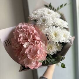 Нежный букет из гортензии и хризантем