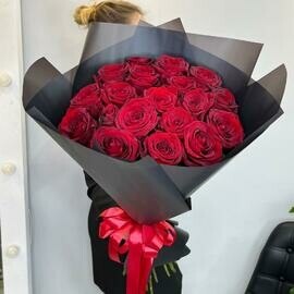 19 Шикарных роз в дизайнерской упаковке