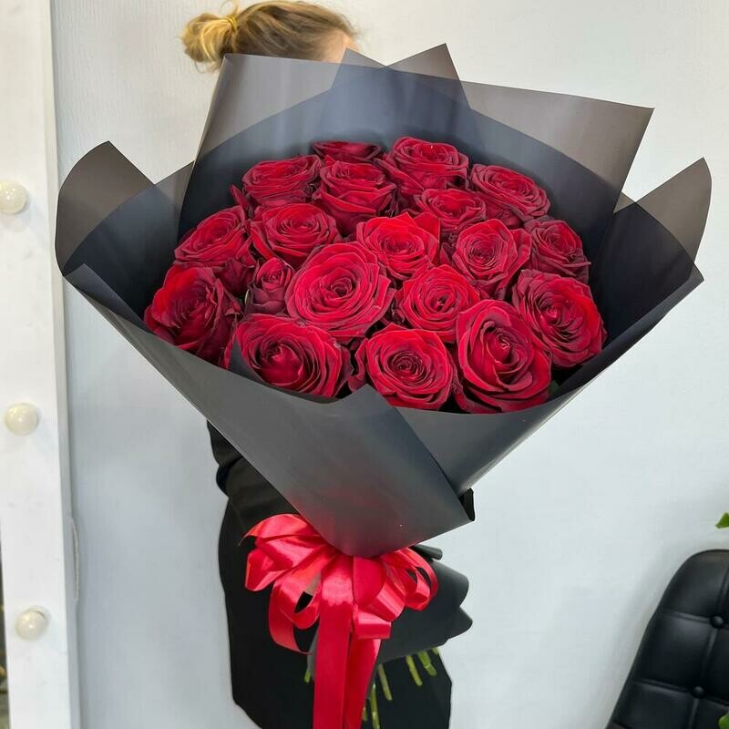 19 Шикарных роз в дизайнерской упаковке, монобукет из 19 роз эквадор