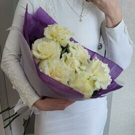 7 белых французских роз