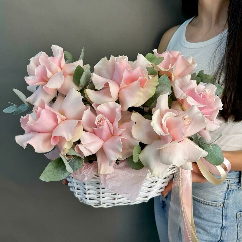 Корзина с цветами, монобукет из 9 французских роз