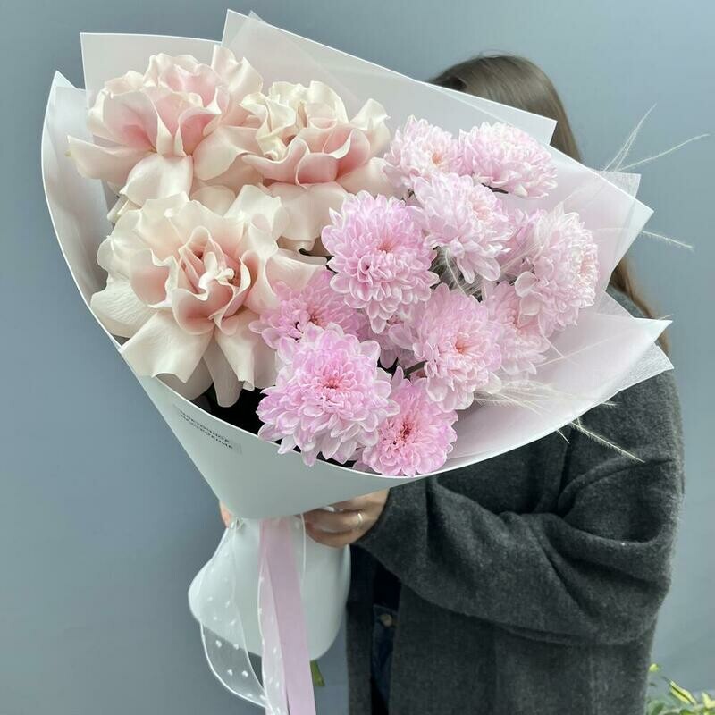 Букет из розовых французских роз с кустовой хризантемой, стандартный