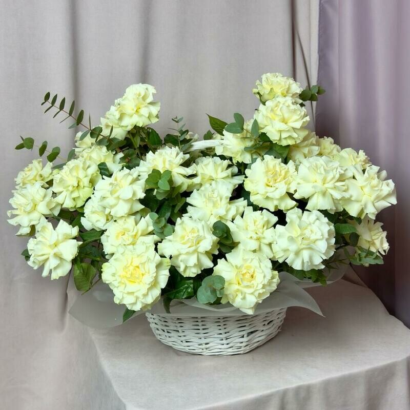 51 роза французская роза в корзине, монобукет из 51 французских роз