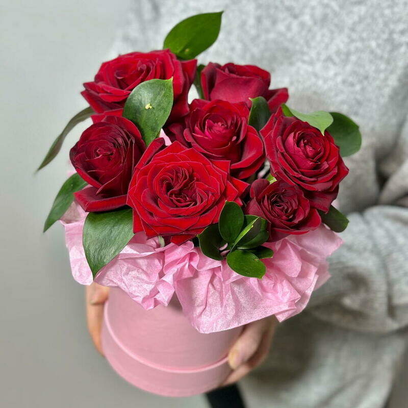 Красные розы в коробке с зеленью, уменьшенный