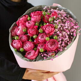 Букет из пионовидных роз и гипсофлы