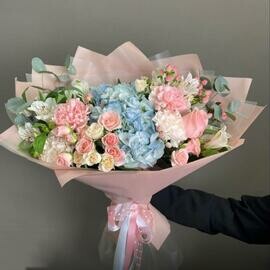 Букет с голубой гортензией, гвоздикой и кустовой розой