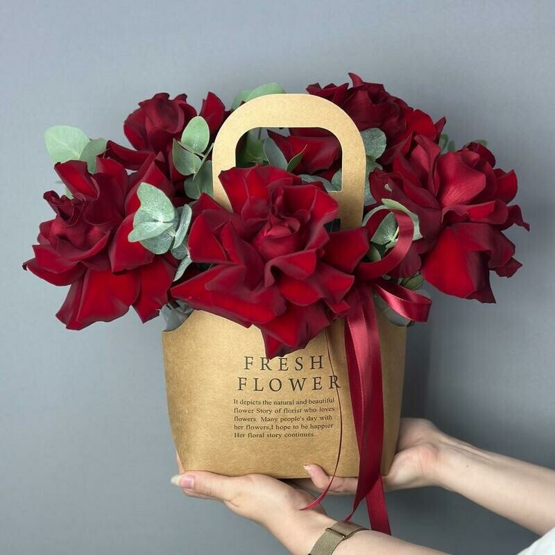 Sumka s krasnimi frantcuzskimi rozami, reduced