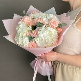 Букет с белой гортензией, кустовой розой и эвкалиптом