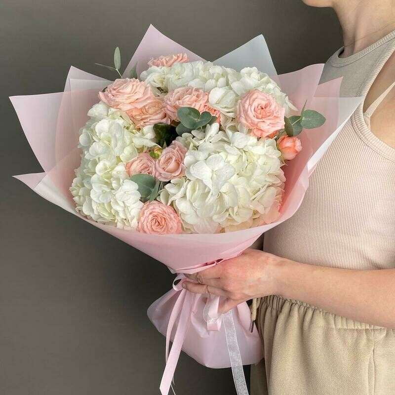 Букет с белой гортензией, кустовой розой и эвкалиптом, стандартный