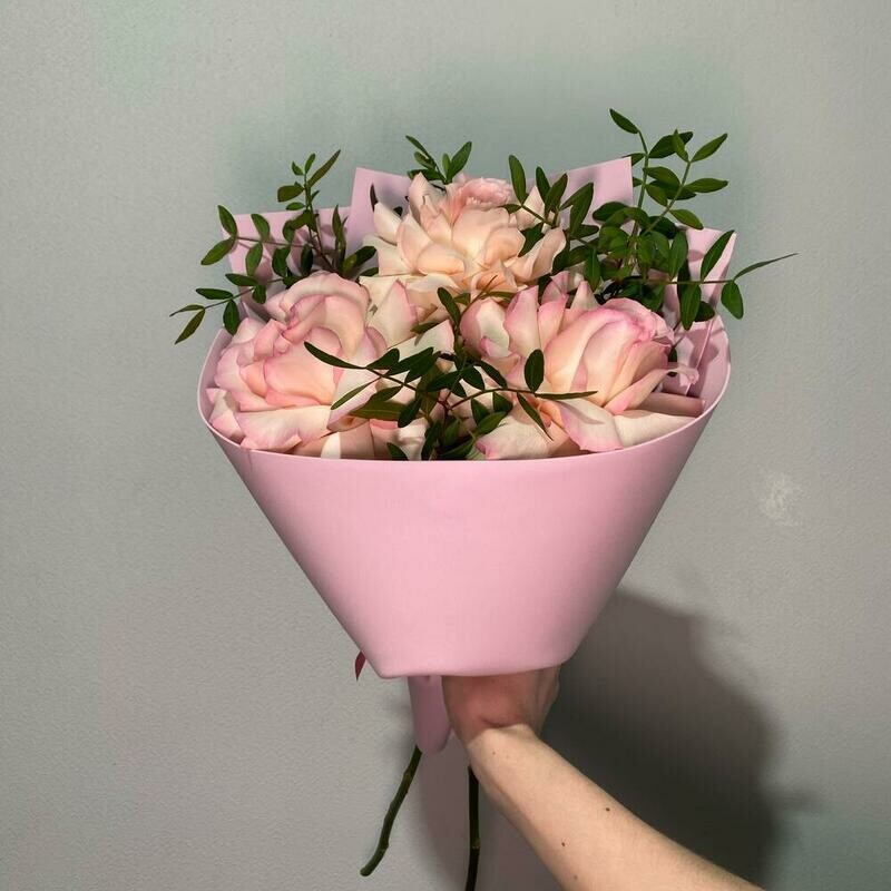 3 французские розы с зеленью, монобукет из 3  французских роз