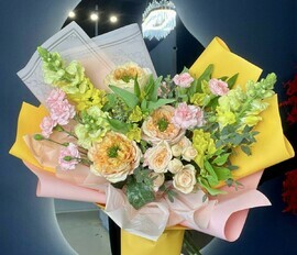 Дофаминовый букет «Эйфория»: пионовидные розы, антирринум, альстромерия