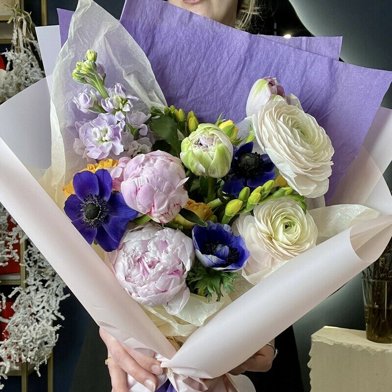 Vesennij buket s premial_nim sostavom: pioni, ranunkulyusi, mattiola, freziya, anemoni, standart