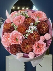 Стойкий букет из хризантемы помпон и пионовидных роз