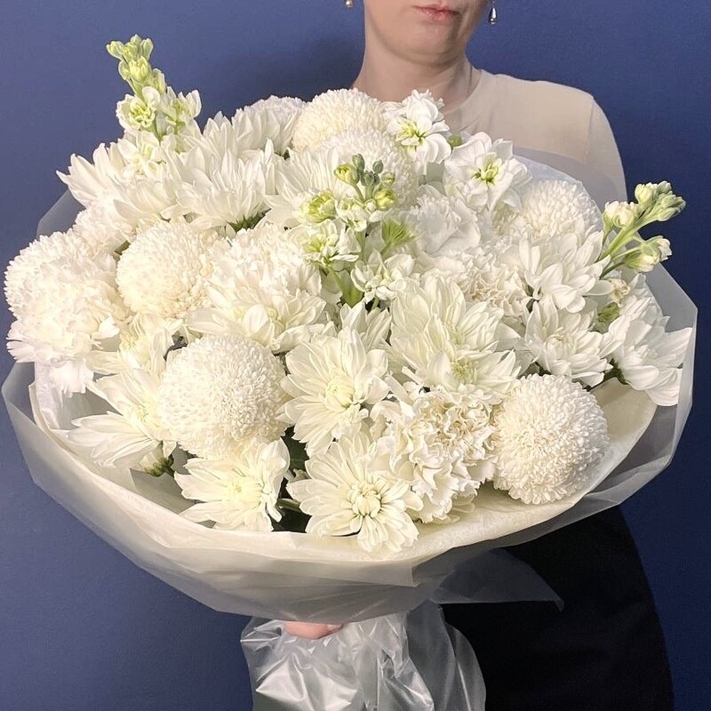 Stojkij i nezhnij buket iz hrizantemi i aromatnoj mattioli, premium