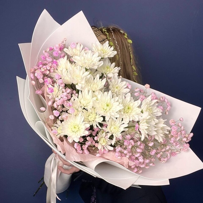 Nezhnij buket s hrizantemoj i gipsofiloj rozovoj, luxe