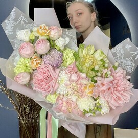 "Земляничное пирожное" букет из нарциссов, пионовидных роз, фрезии и розы вегги
