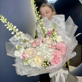 Букет с премиальным составом :ранункулусы ,гортензия,матиолла,пионовидная роза