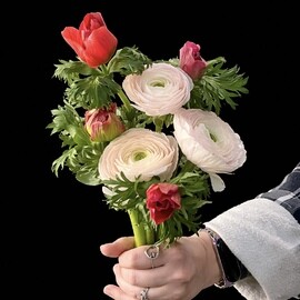 Букет невесты с ранункулюсами и красными анемонами