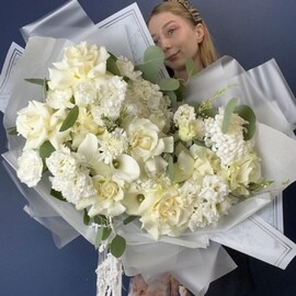 Roskoshnij premium-buket s kallami i frantcuzskimi rozami