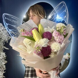 Шикарный букет мз двойной лилии, гортензии, ароматной маттиолы и помпонов