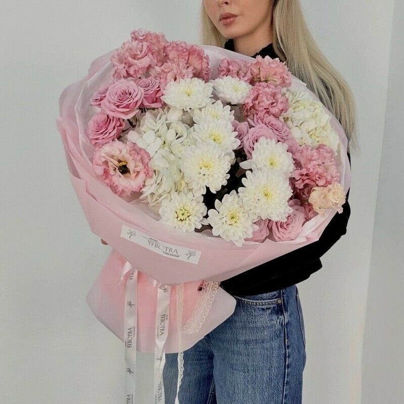 Ажурные эустомы и кустовые розы в большом букете // Чувства, делюкс