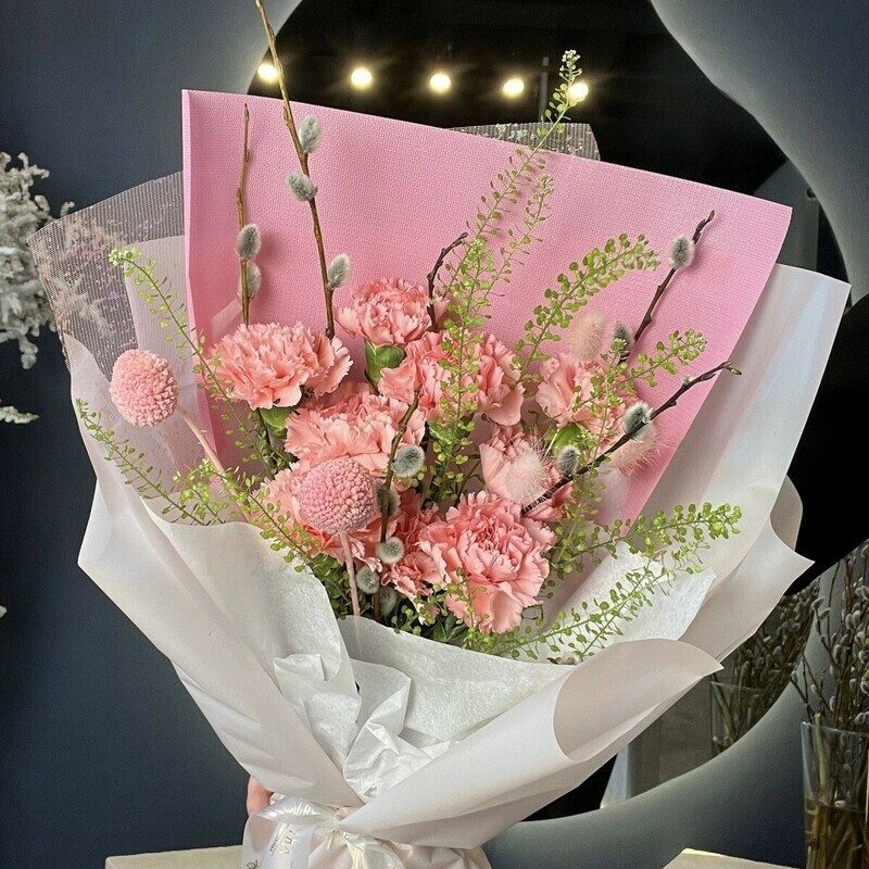 Stojkij buket iz gvozdik i verbi, standart