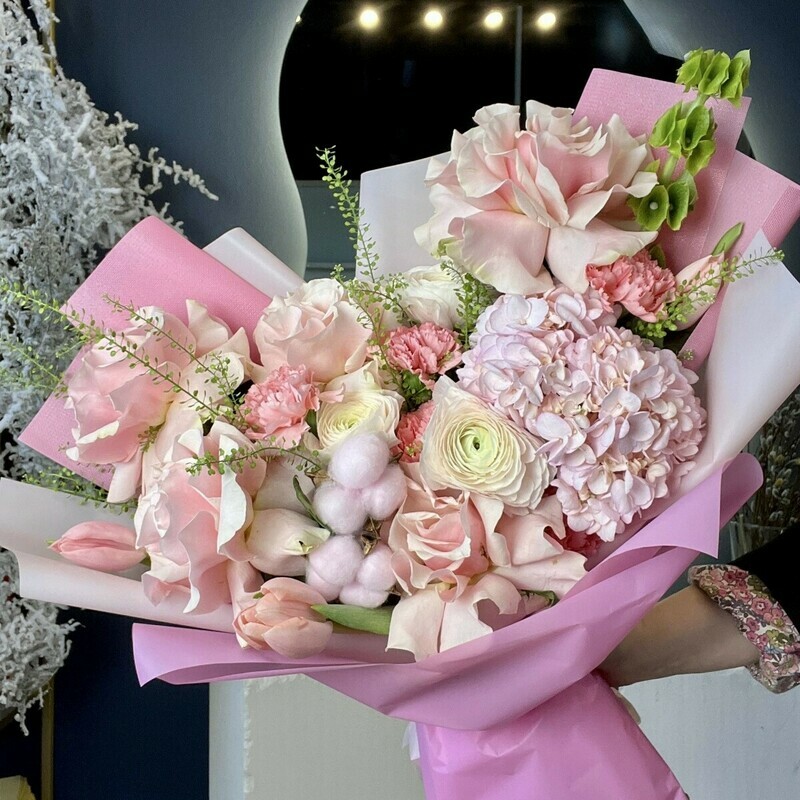 Roskoshnij buket s frantcuzskimi rozami, ranunkulyusami i gortenziej, premium