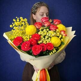 YArkij buket iz kustovoj rozi, hrizantemi, gipsofili