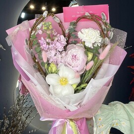 "Ароматное признание" букет-сердце из вербы с пионом. тюпаном и ароматной маттиолой