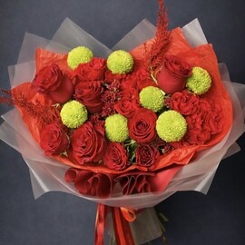 Buket iz krasnih roz i hrizantemi pompon zelenoj