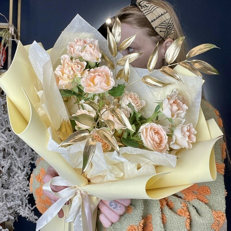 Композиция из кустовых пионовидных роз и золотого рускуса, уменьшенный