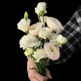 Buket nevesti iz ranunkulyusov, eustomi i diantusov