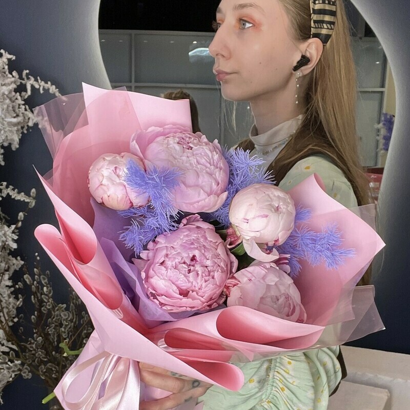 Моно из пионов 5шт, дополненный аспарагусом, стандартный