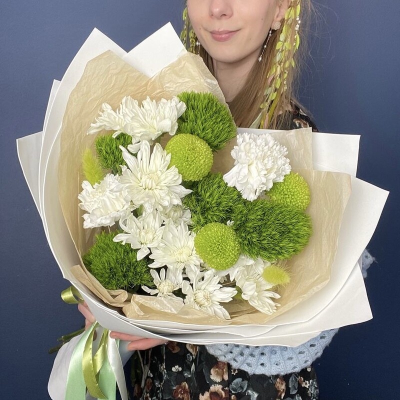 Buket iz pushistih gvozdik i hrizantem, standart