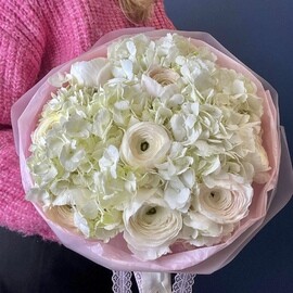 Nezhnij buket s gortenziej i ranunkulyusami (lyutiki)