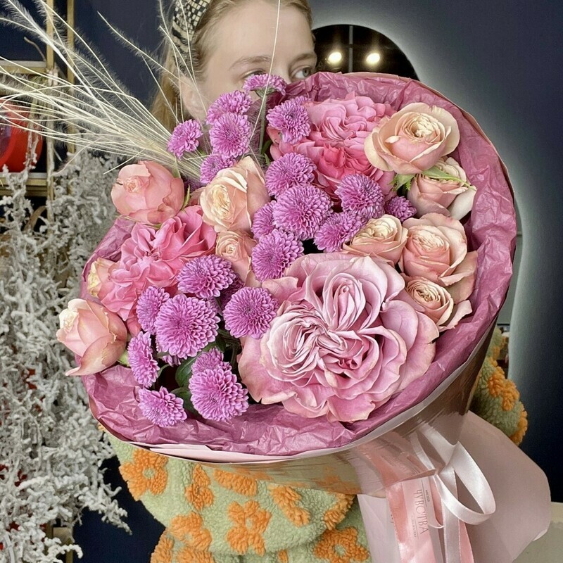 "Малиновый щерберт" букет из пионовидных роз и хризантем, стандартный