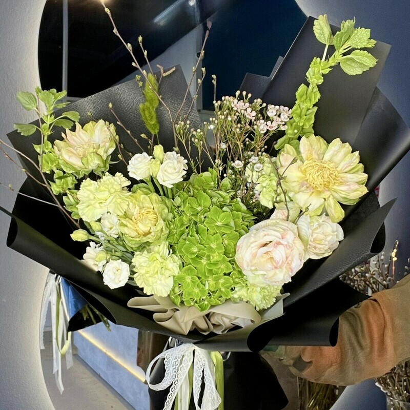 "Гринвич" букет с розой вегги и амариллисом в контрастной черной упаковке, стандартный