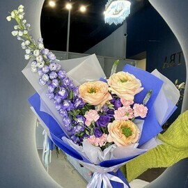 Контрастный Букет с дельфиниумом и редкой пионовидной розой